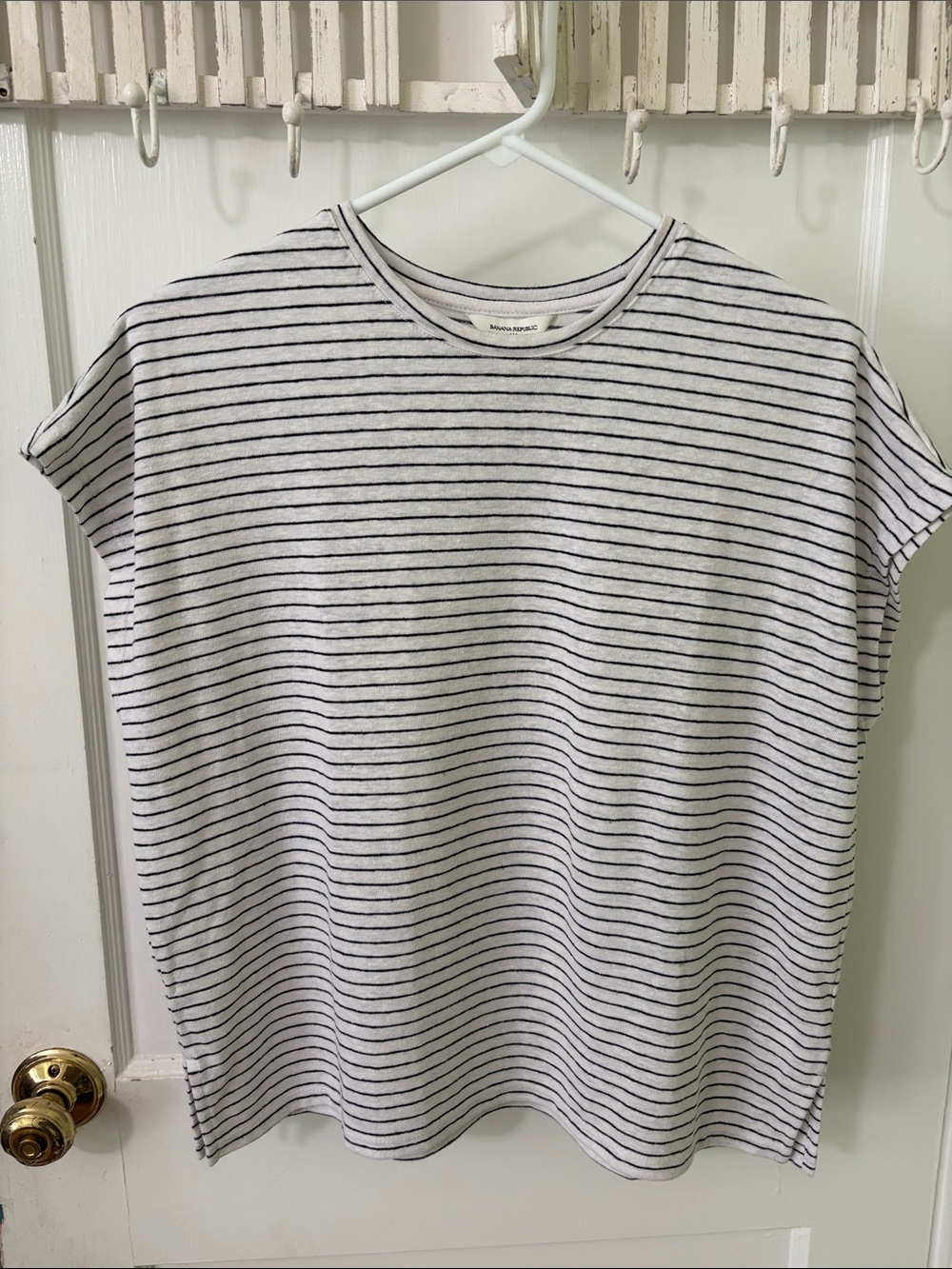 Banana Republic White Tee with Thin Black Stripes Medium   NWOT